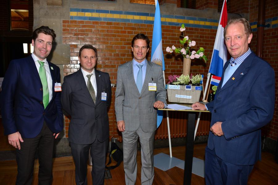 Wout Hoff (Groasis), Eduardo Rey (Groatec), Sven Piederiet (Bodegas Salentein), Pieter Hoff (Groasis), with Groasis Growboxx® and signed Memorandum Of Understanding at the Argentina – Netherlands Business Forum in the Beurs van Berlage in Amsterdam, The Netherlands.